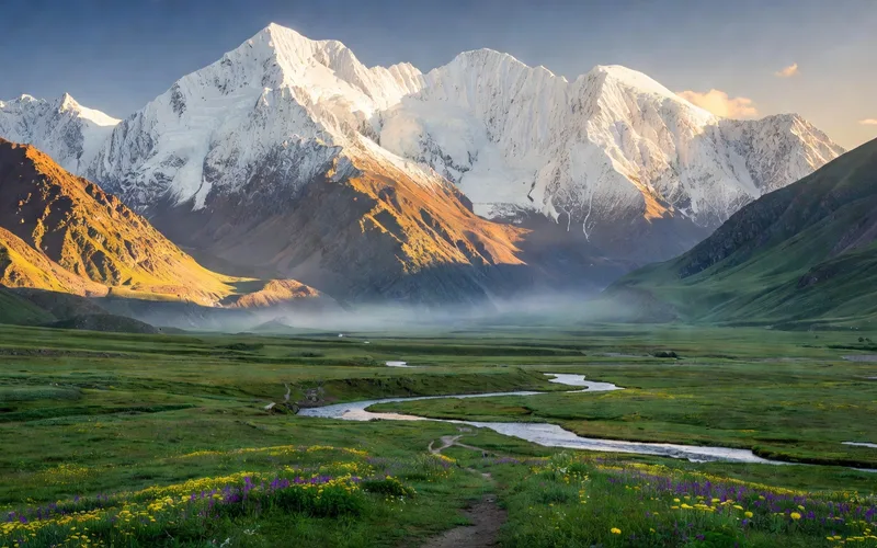 Paysage de l'Altai en Russie avec montagnes et riviere
