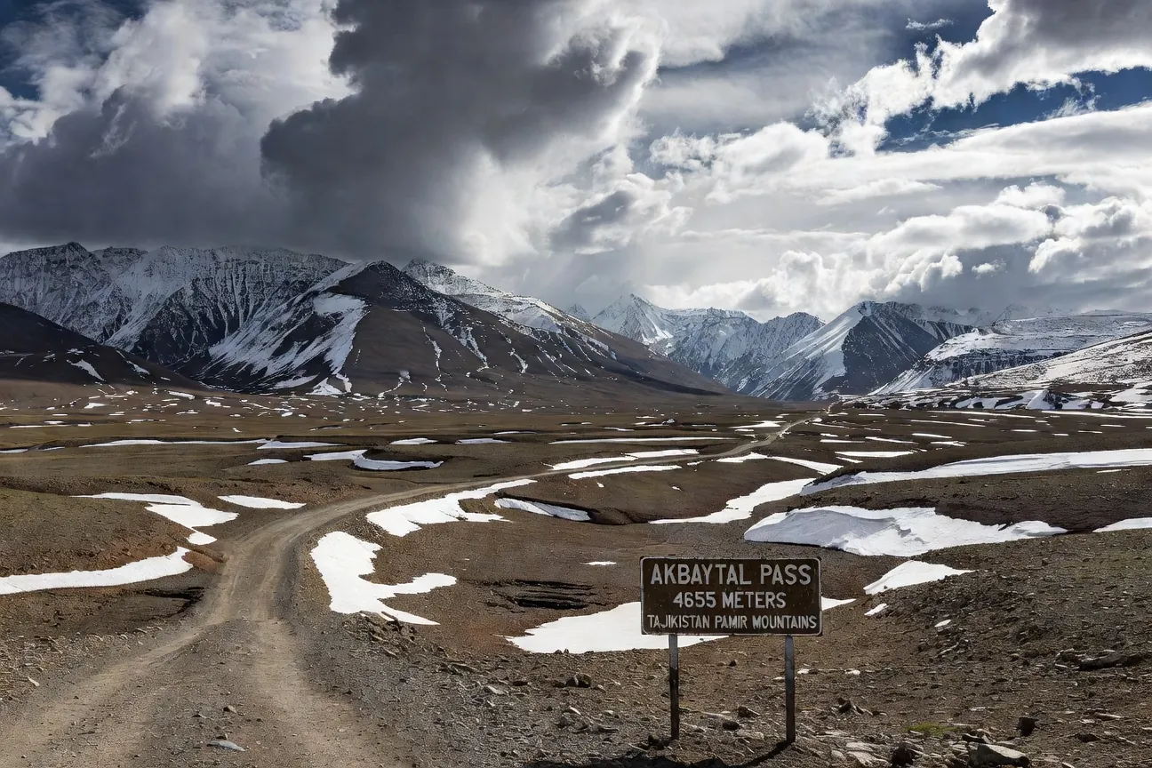 Col Akbaytal a 4655 metres sur la Pamir Highway, panneau et paysage de plateau