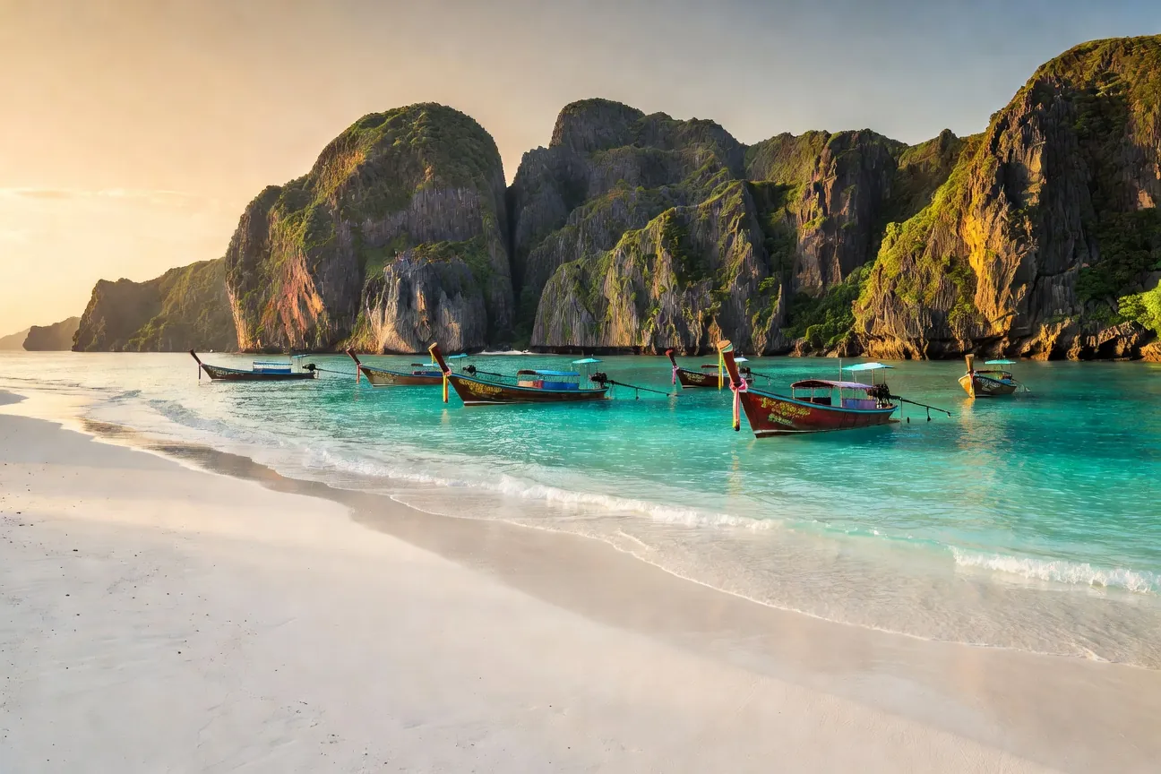 Plage de Thailande avec longtail boats et eau turquoise