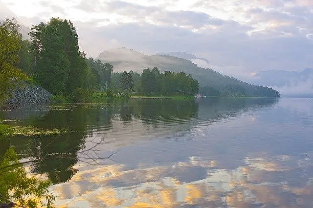 Paysage paisible de l'Altai avec des montagnes se refletant dans un lac d'altitude